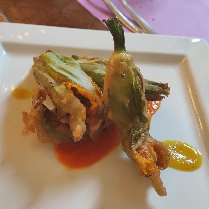 photo of L'OV Osteria Vegetariana Fiori di zucca fritti shared by @mostravagante on  16 Jul 2022 - review