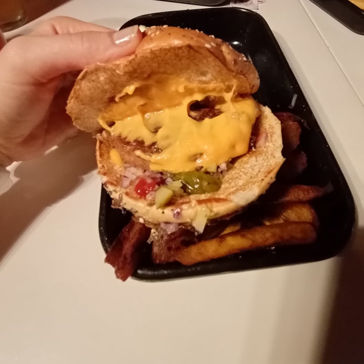 review photo of Williamsburg Burger Bar Beyond Cheese shared by @aldyflorent on 25 Apr 2022 - review