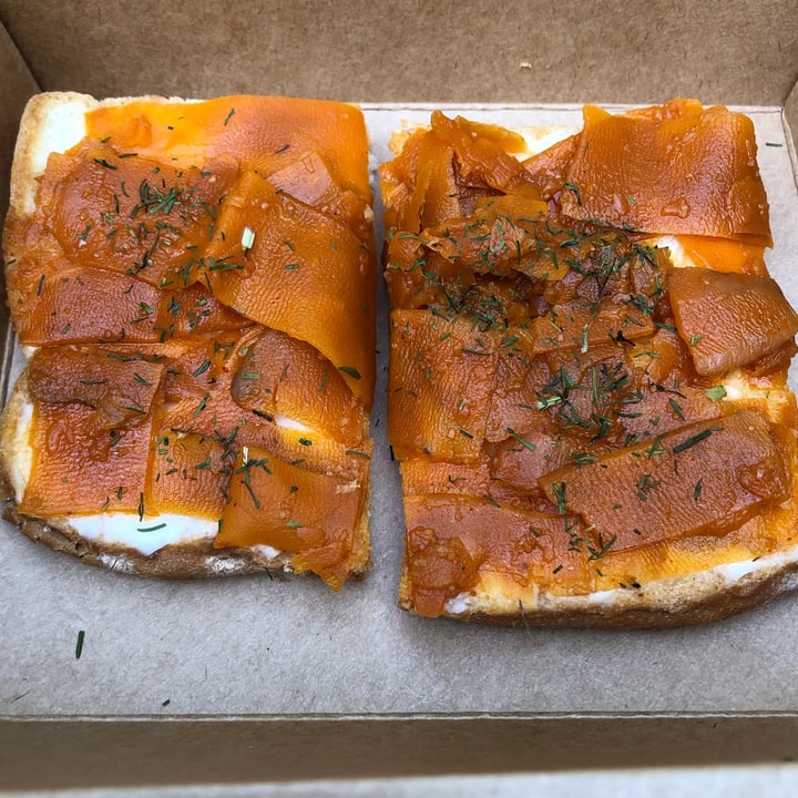 review photo of La Vegana Tostada con queso crema vegano y láminas de zanahoria marinada shared by @silvia110418 on 26 Aug 2021 - review