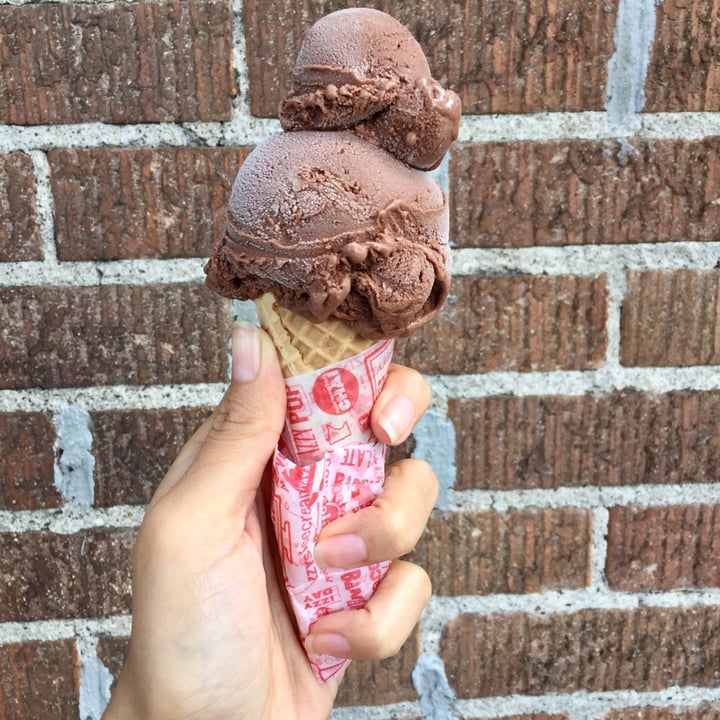 review photo of Izzy's Ice Cream Cafe Non-Dairy chocolate shared by @sorayadee on 03 Sep 2018 - review