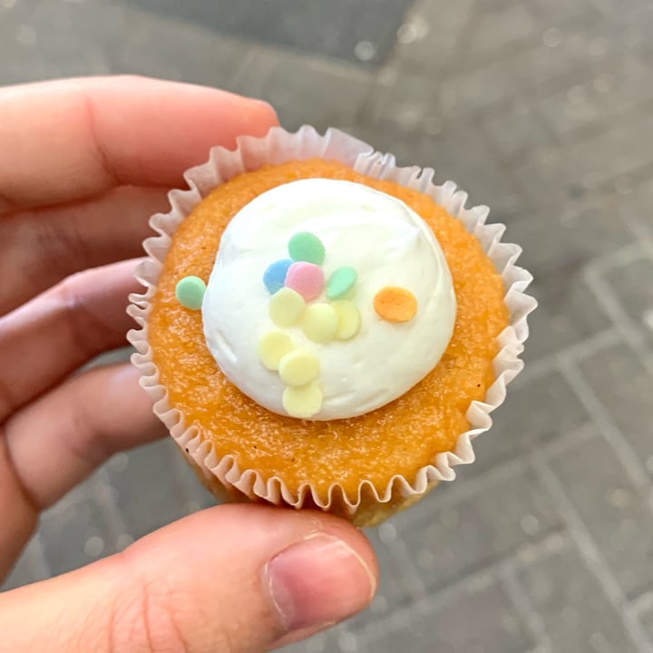 photo of OGGS Vanilla Cupcakes shared by @vegpledge on  17 Sep 2022 - review