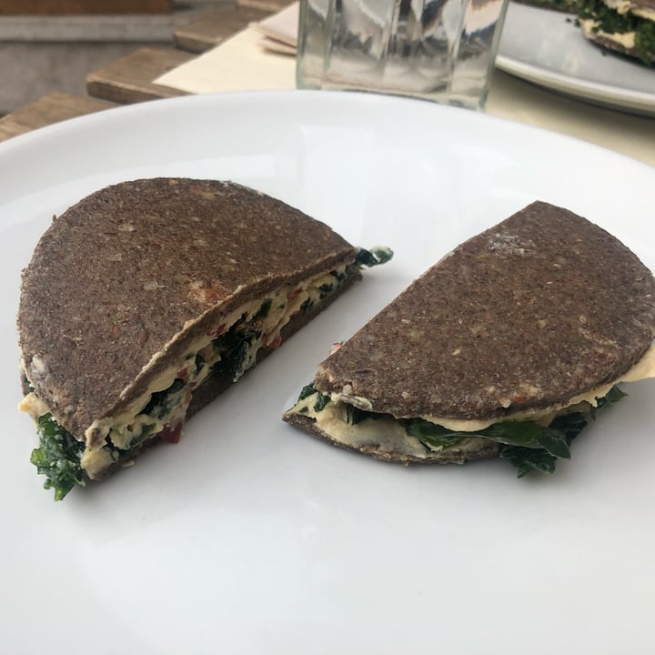 photo of Écru Sandwich hummus cavolo nero e pomodorini shared by @sabrinataroni on  17 Mar 2022 - review