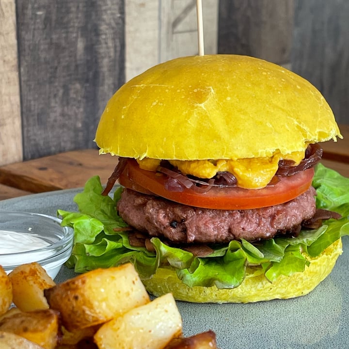 photo of BuenaVida 100% Vegan Beyond special burger shared by @martinadibernardo on  29 Apr 2022 - review
