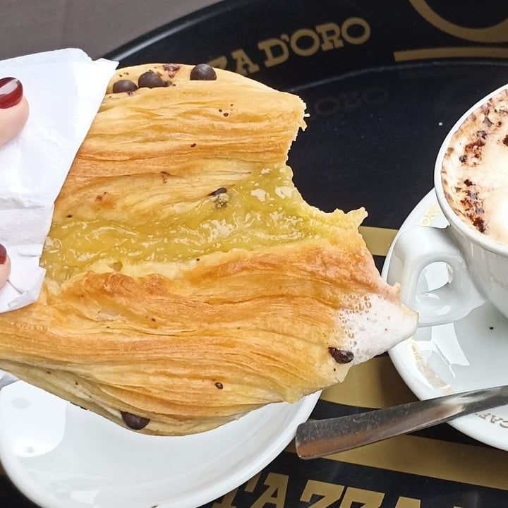 review photo of Fratelli Piermattei Cornetto con crema e gocce di cioccolato shared by @francescalunardi on 04 Nov 2022 - review