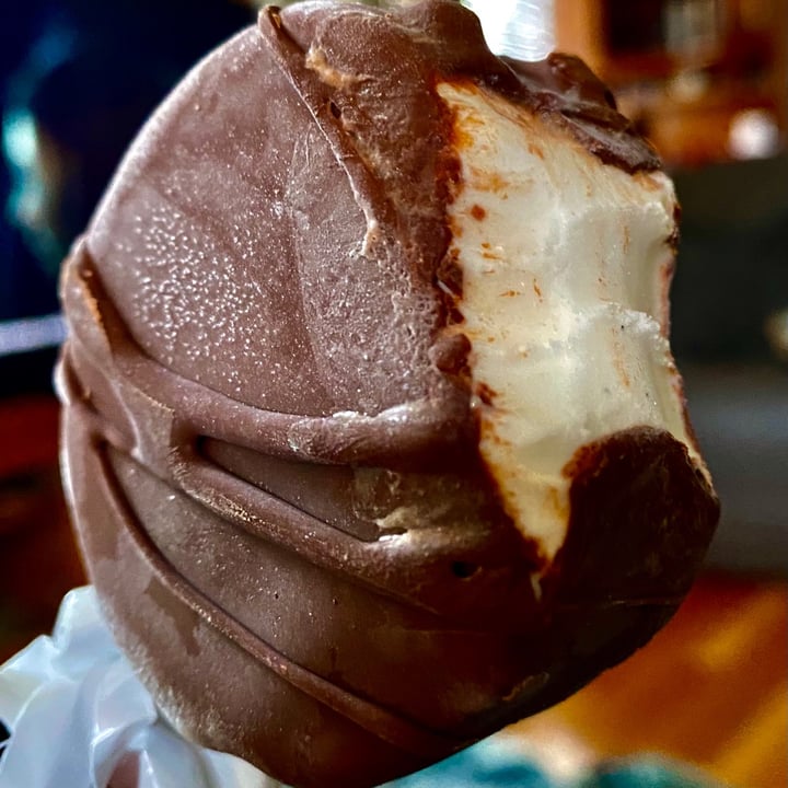 photo of Daiya Classic Vanilla Bean Coconut non-dairy Frozen Dessert shared by @marevegan1111 on  11 Jun 2021 - review
