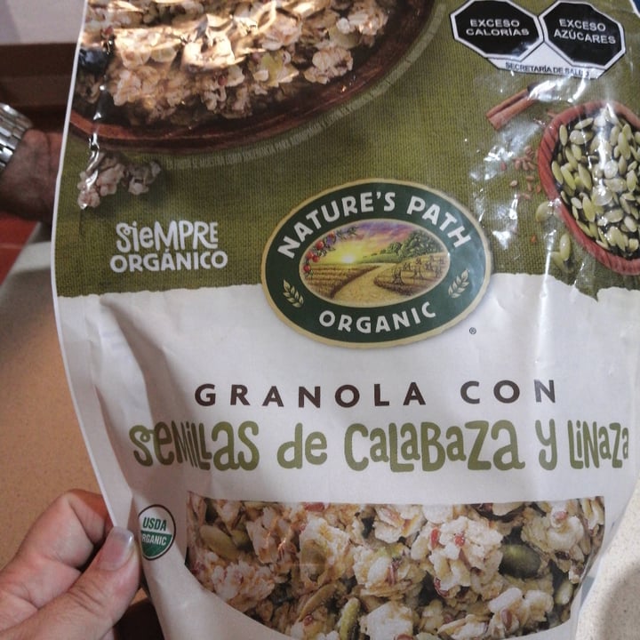 photo of Nature's Path Foods Granola con semillas de calabaza y linaza shared by @lizmunoz7211 on  11 Jul 2021 - review