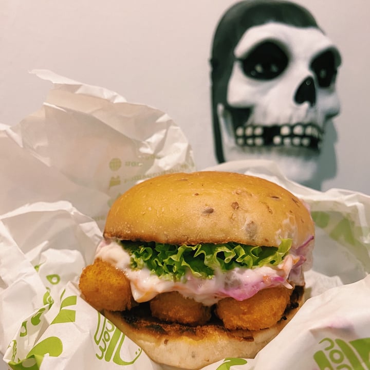 photo of nomVnom Bistro Fishless Slaw Burger shared by @evilratking on  07 Dec 2020 - review