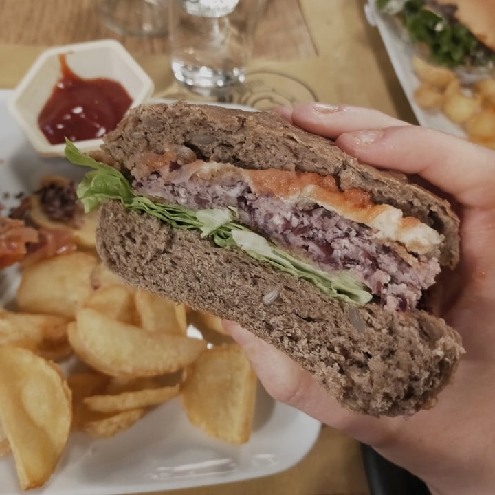photo of Helmut Pub Burger Vegano shared by @lisabonisiol on  15 Jan 2022 - review