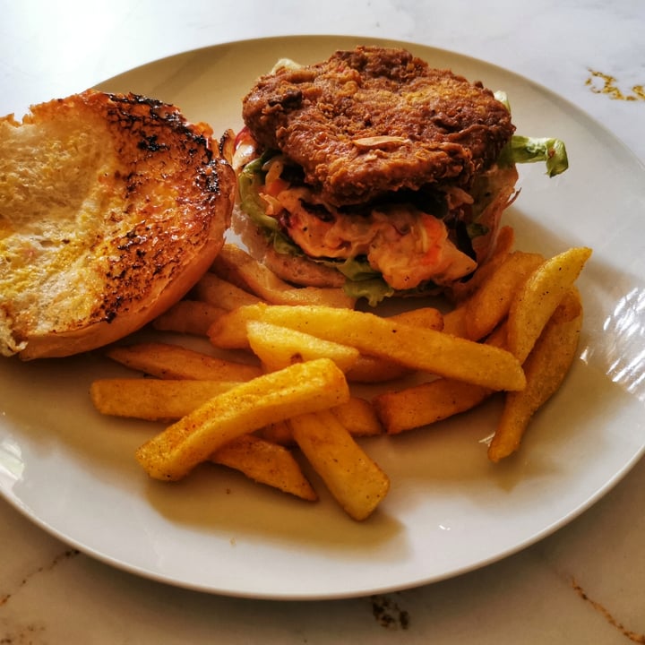 review photo of The Vegan Chef Midrand Crispy Chickn Burger shared by @vegantribeza on 08 Jun 2021 - review