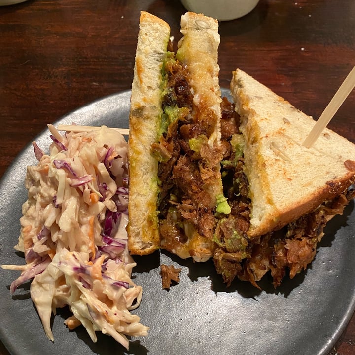 photo of Café Vegetal Sándwich pulled no-pork shared by @robertoarias on  29 Jun 2022 - review