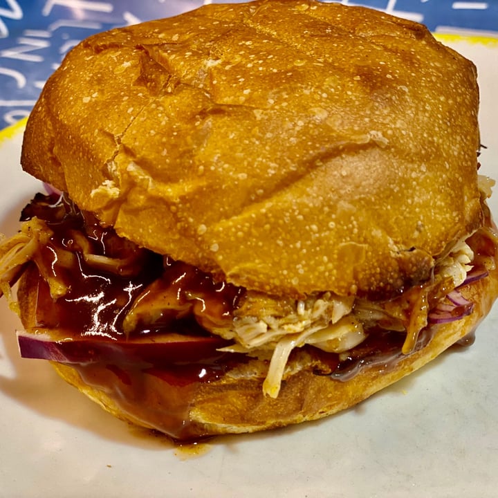 photo of Frutas Prohibidas BBQ Pulled Pork shared by @gateravegana on  29 Aug 2021 - review