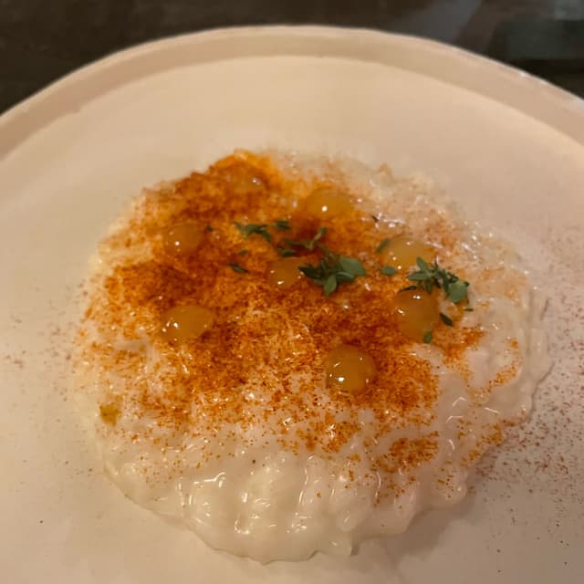 Foto do prato “Riso Carnaroli, paprica affumicata, mostarda pere mantecato al cavolfiore”