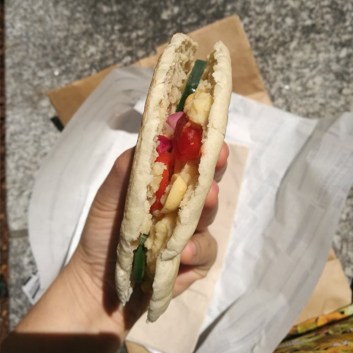 review photo of A Parva Pan de pita con hummus, cacahuete, cebolla y pepino shared by @luciacev on 21 Aug 2021 - review