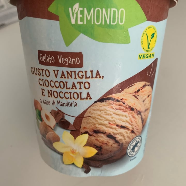 photo of Vemondo  Gelato Alla Vaniglia Cioccolato e Nocciola shared by @monazenze on  20 Jul 2022 - review