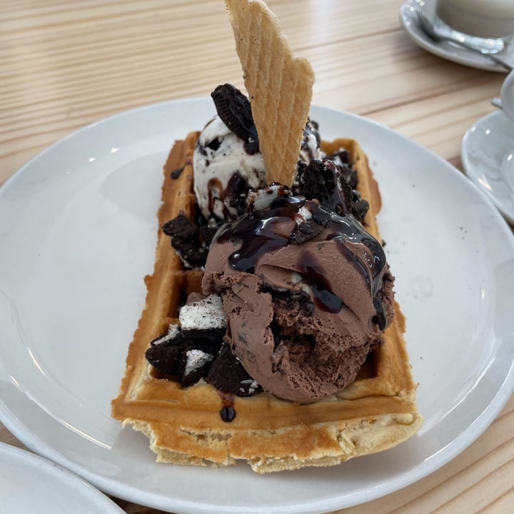 photo of ditto Dreamy Cookies & Cream Waffle shared by @thehumblechickpea on  26 Nov 2022 - review