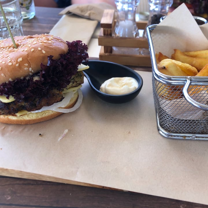 photo of San George Food Bar vegan burger shared by @alessiv on  10 Jul 2022 - review