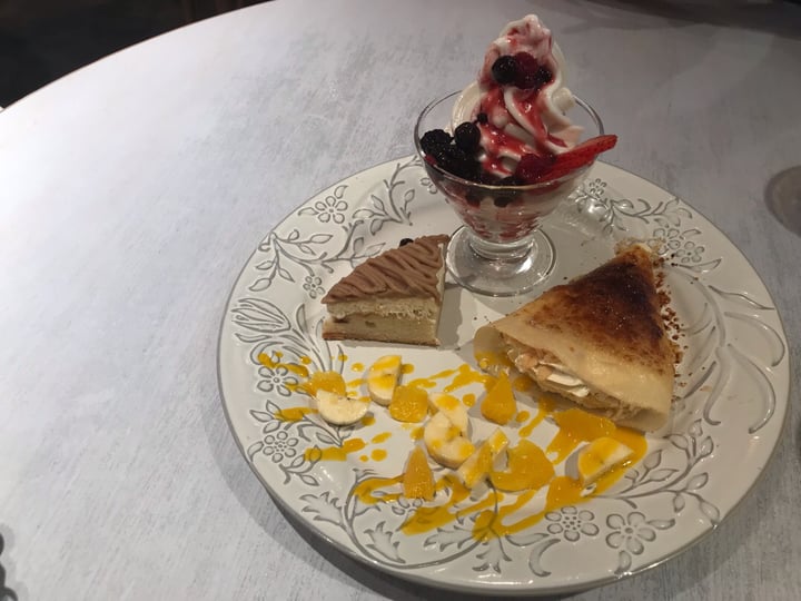 photo of wired bonbon Dessert Sampler (Mini Parfait, Mon Blanc and Crepe) shared by @noeruma on  13 Aug 2019 - review