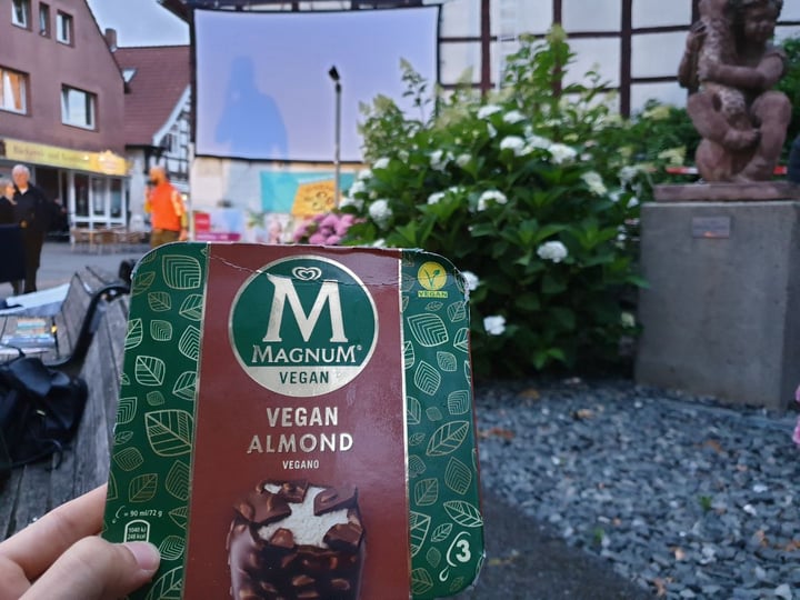 review photo of Magnum Magnum Vegan Almond shared by @fundennis on 29 Dec 2019 - review