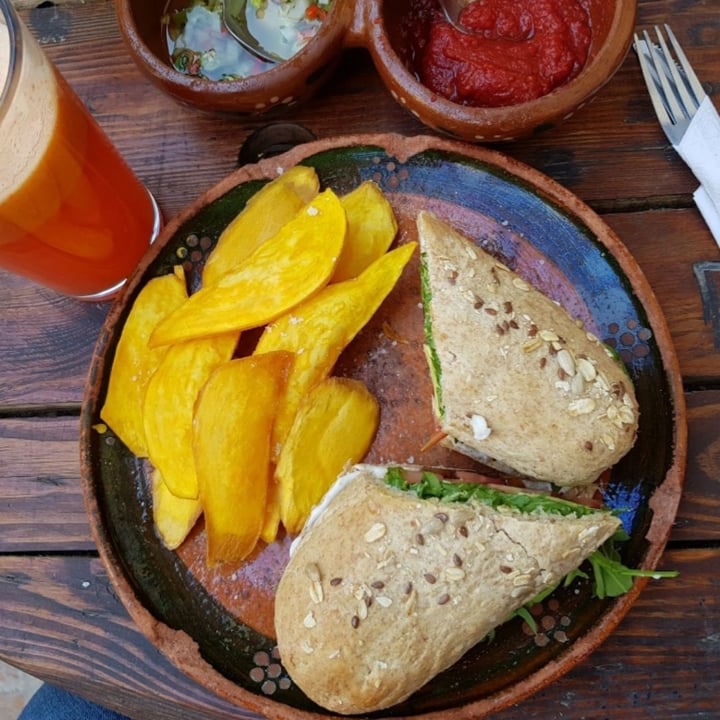 photo of LA COLMENA Sándwich de 3 quesos shared by @virigf on  22 Mar 2020 - review