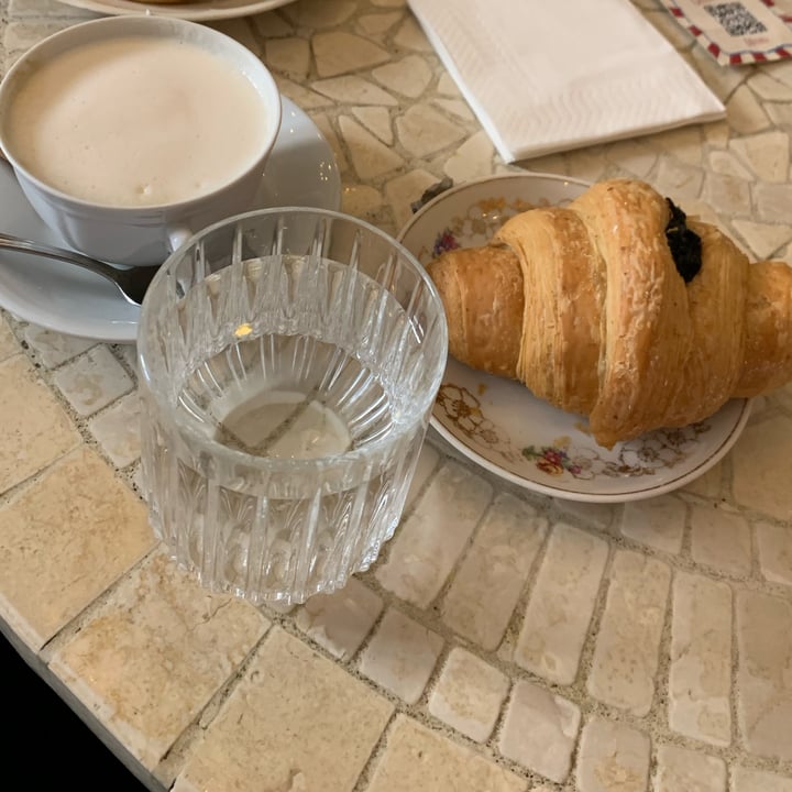 photo of Gelsomina Brioche vegana con farina integrale e confettura ai frutti di bosco shared by @martipin on  17 Dec 2021 - review