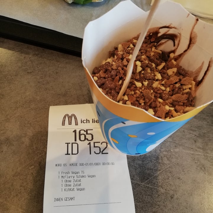 photo of McDonald's Mc Flurry Schoko KitKat shared by @mareikeks on  07 Jul 2022 - review