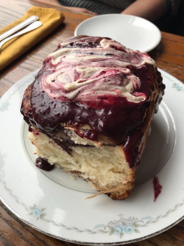 photo of fig + farro Vegan Cinnamon Roll shared by @dianna on  05 Nov 2018 - review