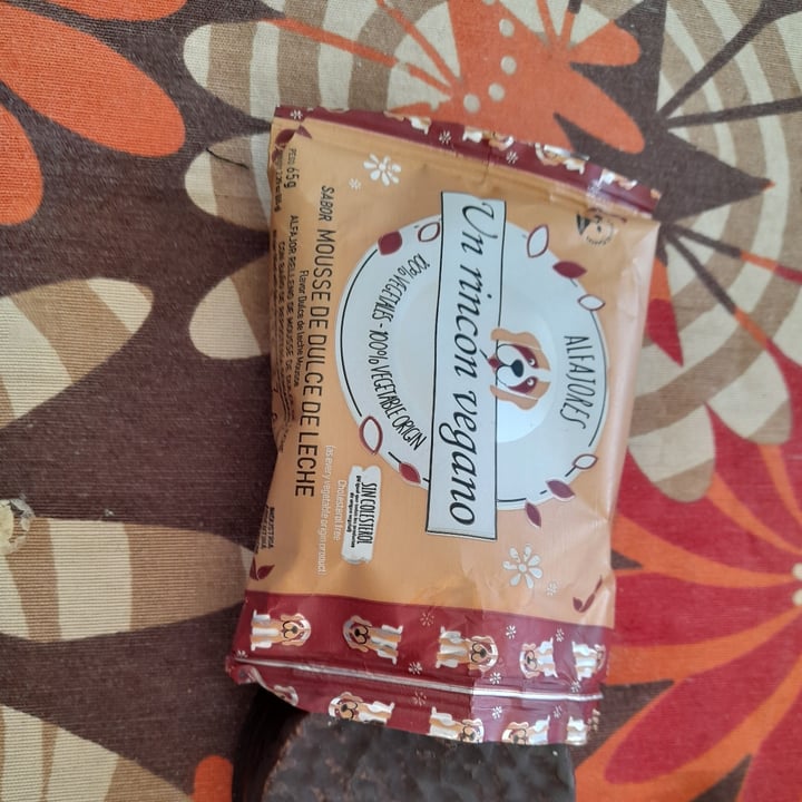 review photo of Un Rincón Vegano Alfajor sabor Mousse de Dulce de Leche shared by @rochisalg on 15 Jun 2022 - review