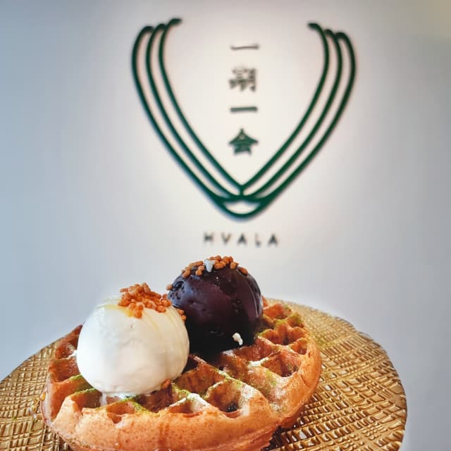 菜肴“Dairy Free Waffles with Oatmilk Gelato and Chocolate Sorbet”的照片