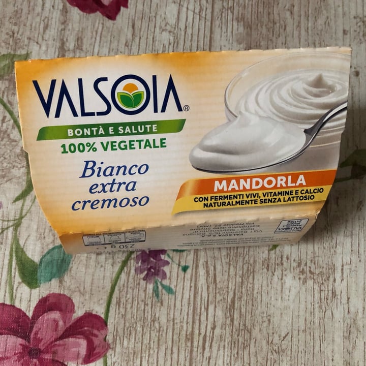 photo of Valsoia Yogurt Bianco Extra Cremoso Mandorla shared by @francescasaltori on  14 Jul 2022 - review