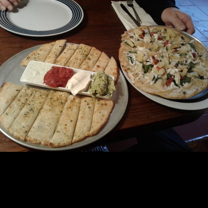 photo of Pi Vegan Pizzeria Cheese bread Sampler shared by @artbyhaka on  27 Apr 2020 - review