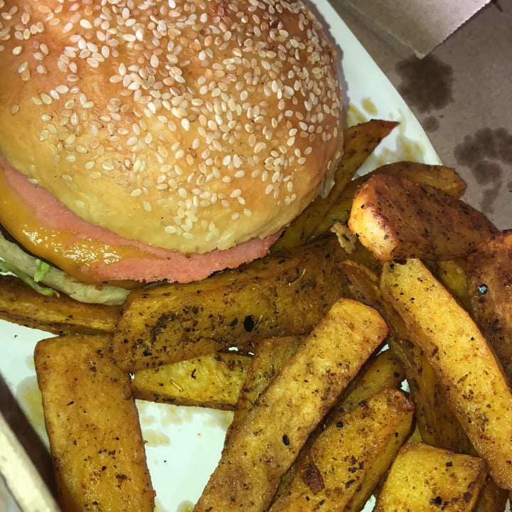 photo of Casa Fauna Comida Feliz Premium burguer shared by @ldalmada on  11 Dec 2021 - review