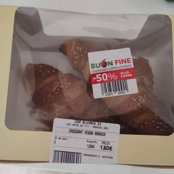 photo of Coop Croissant vegan arancia shared by @lunapiena on  07 Apr 2022 - review