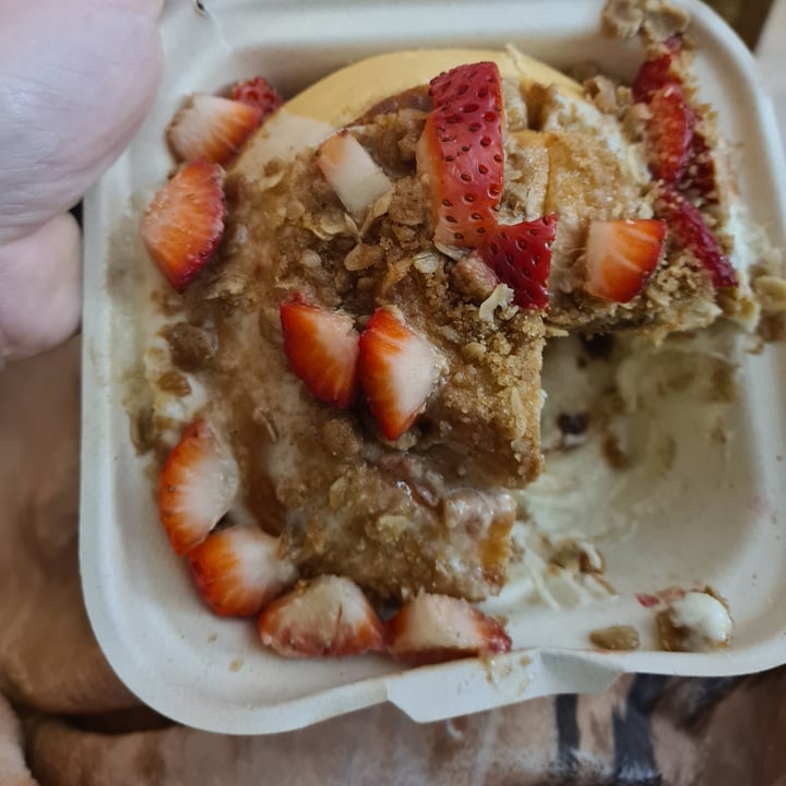 photo of Cinnaholic (Permanently Closed) Strawberry Cheesecake Roll shared by @sofihuasteca on  30 Jan 2022 - review