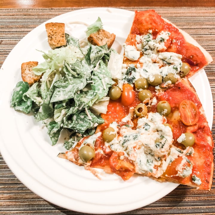 review photo of Eve Olive Greek Pizza shared by @maggiehertzberg on 25 Jan 2021 - review