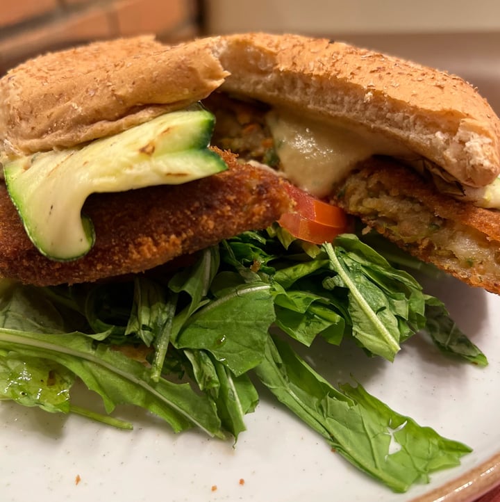 review photo of Restaurant America Vegan Burger shared by @danimoreno on 19 Jul 2022 - review