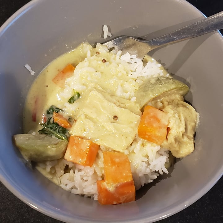 photo of Trader Joe's Thai Green Curry with tofu sheets, vegetables and Jasmine Rice shared by @ambularfortheanimals on  28 Nov 2021 - review