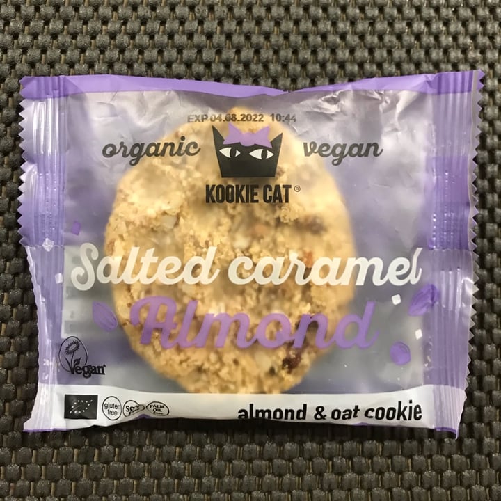 photo of Kookie cat Salted Caramel Almond & Oat Cookie shared by @tauanemelo on  14 Jun 2022 - review