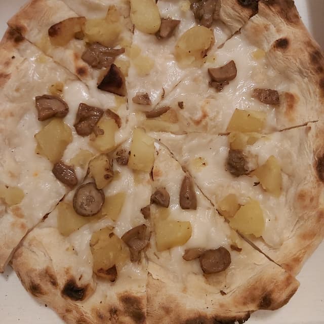 Photo of the dish “Pizza vegana con patate e funghi”