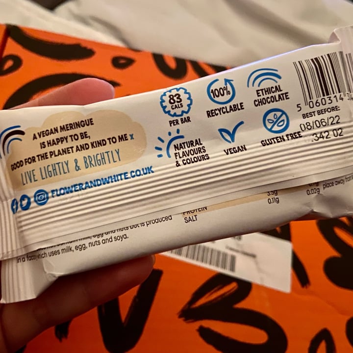 photo of Flower & white Double M*lk Chocolate Meringue Bar shared by @elizabethmullaney on  22 Jan 2022 - review
