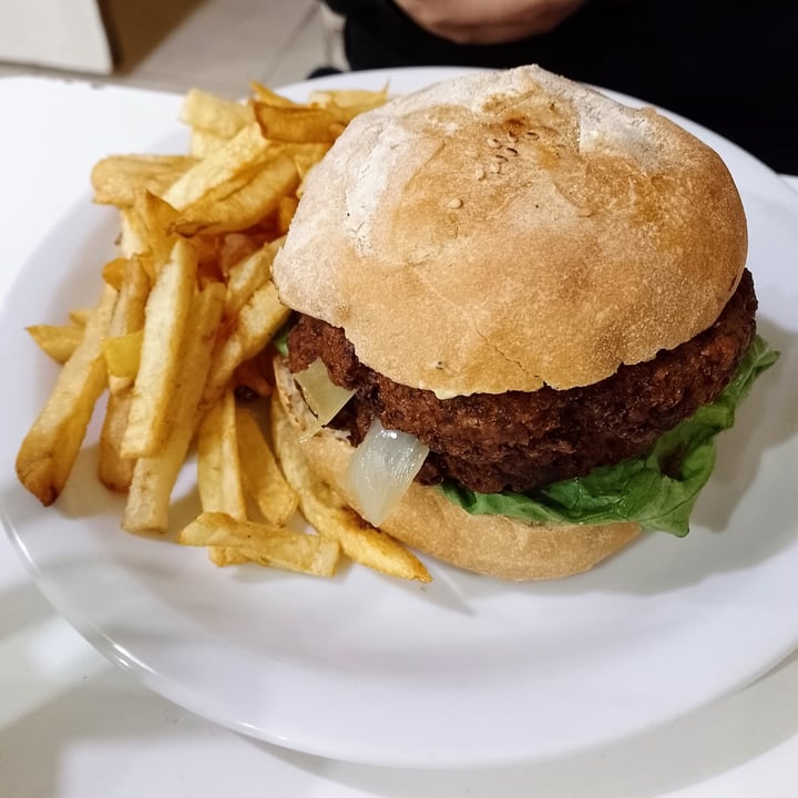 photo of Loving Hut Microcentro Hamburguesa de Hongos shared by @deniseeeb on  30 Jun 2022 - review