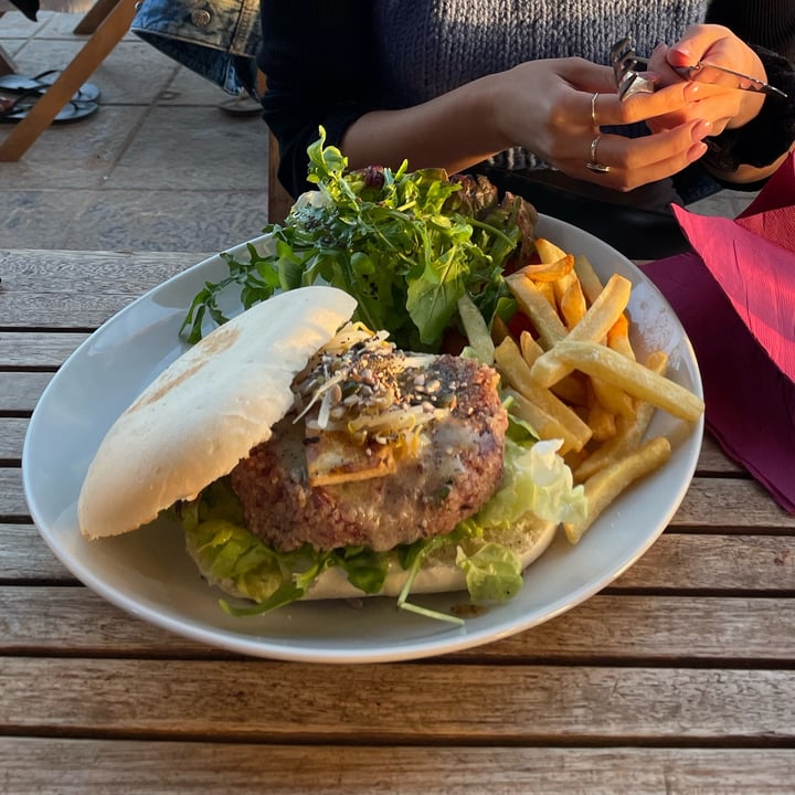 review photo of Bagus Veggie burger shared by @catehl on 15 Apr 2022 - review