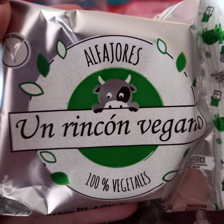 photo of Un Rincón Vegano Alfajor Black Chocolate shared by @lourdesvera on  27 Sep 2021 - review