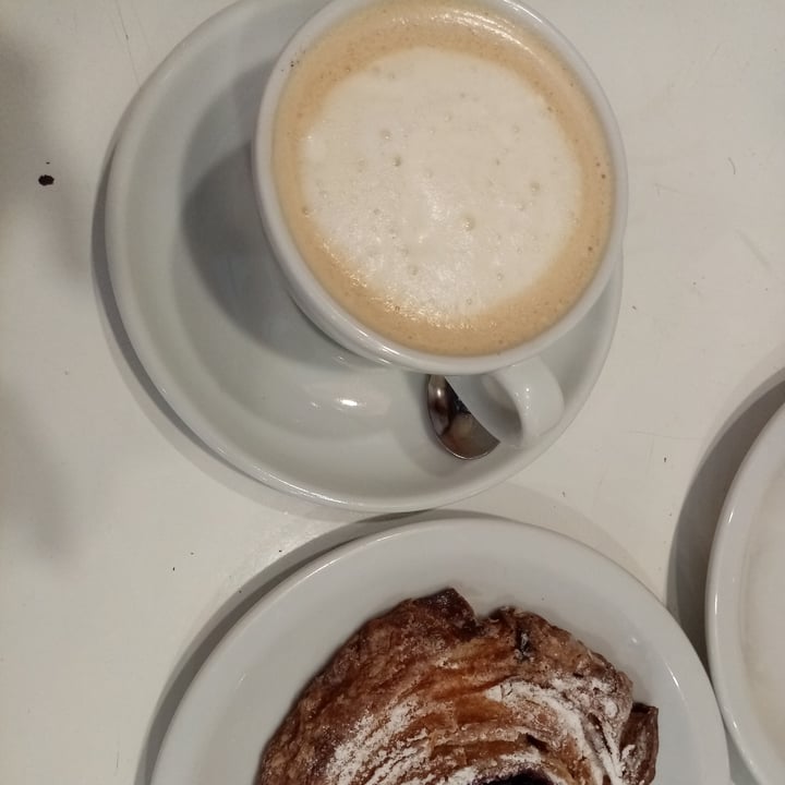 photo of Pauline Boulangerie 1964 Cafe con leche de soja shared by @solagosttinacappella on  07 Apr 2021 - review