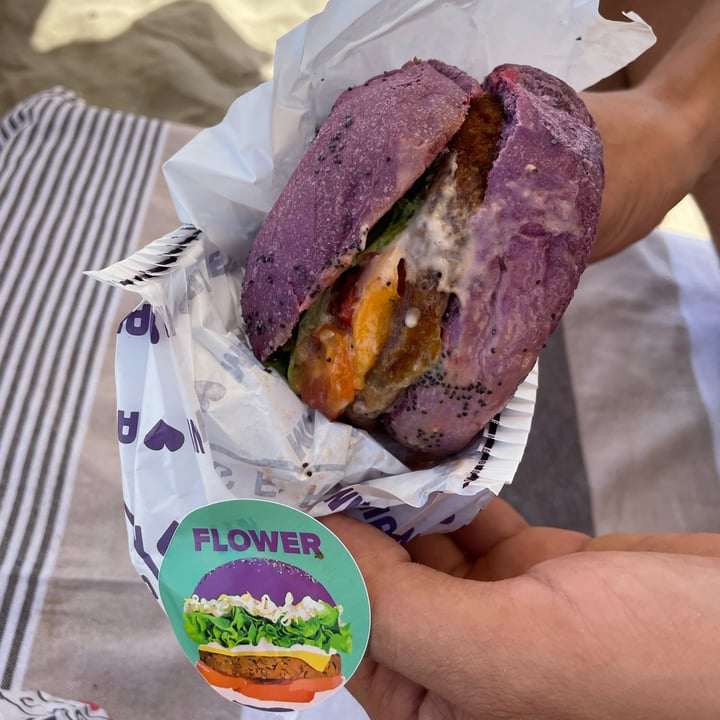photo of Flower Burger Butterfly Burger shared by @caterinacc on  02 Oct 2022 - review