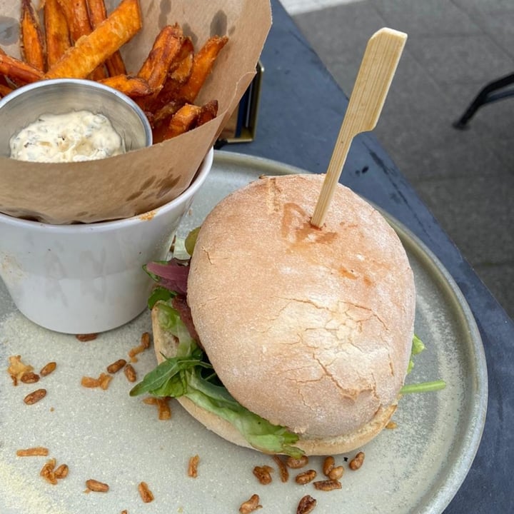 photo of Ellis Gourmet Burger Rotterdam The Beyond Burger w/ Vegan Cheese shared by @melvil on  20 Jun 2021 - review