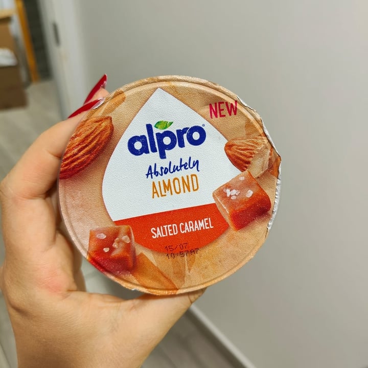 review photo of Alpro Yogurt mandorla e caramello salato shared by @fralepiante on 21 Jun 2022 - review