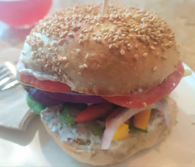 Photo of the dish “Bagel Con Tofu, Fake-bacon, Fake-cheese, Aguacate”