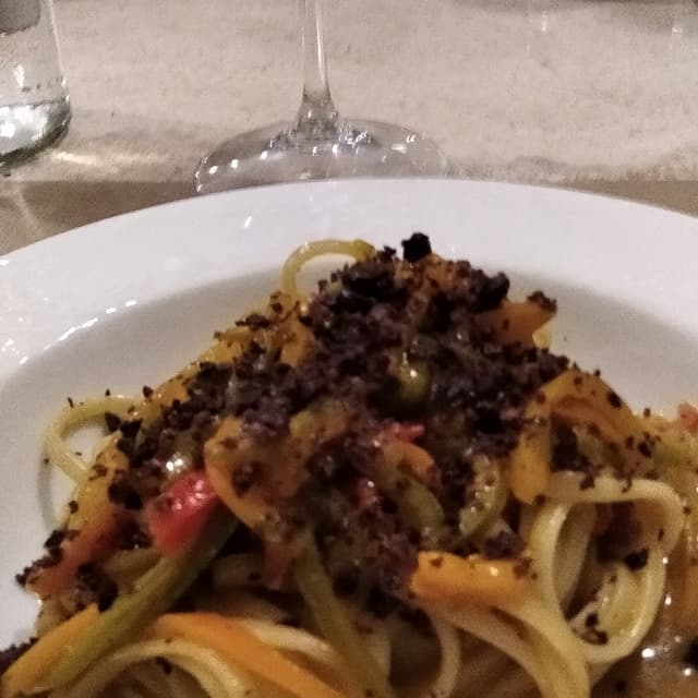 菜肴“Linguine Verrigni  all'aglione con peperoncini dolci e terra di olive nere”的照片