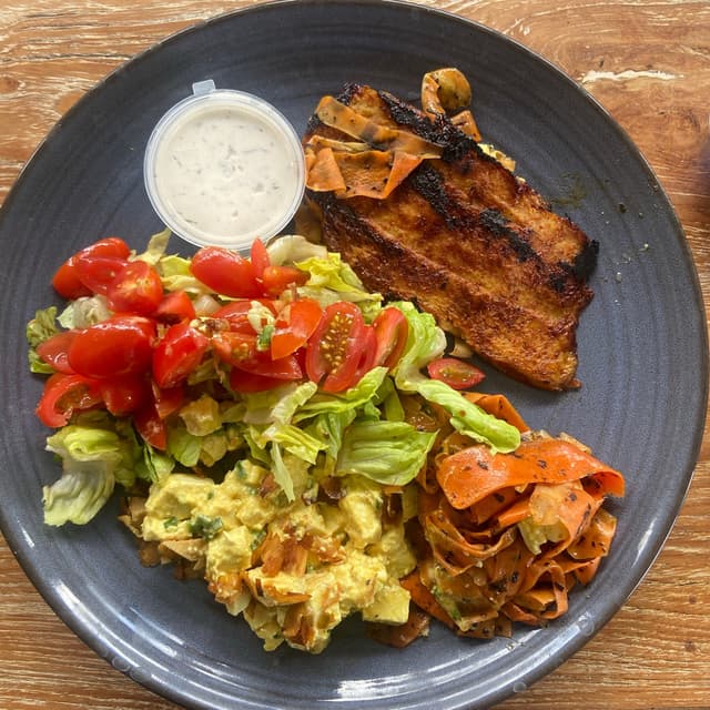 菜肴“Vegan Cobb Salad With Grilled Seitan”的照片