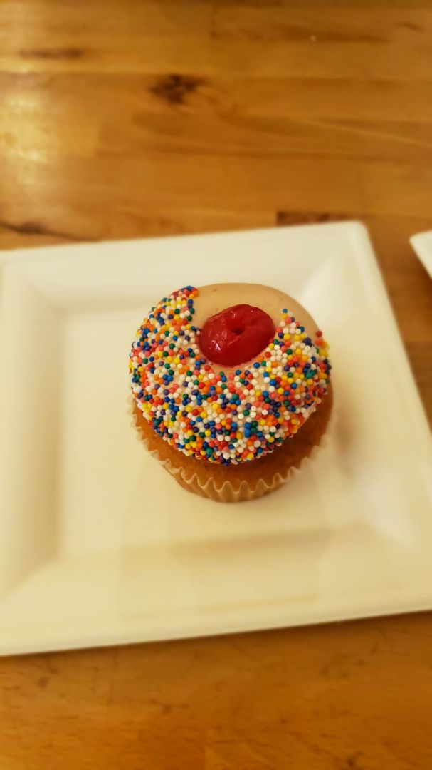 photo of Oakleaf Cakes Bake Shop Vegan Vanilla Cupcake And BLueberry Tarte shared by @veganprani on  12 Nov 2019 - review